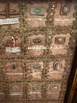 Multi Reliquary  en Wood / Fabrics / Glass, Italy  18 th century ( Anno 1765 )