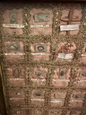 Multi Reliquary  en Wood / Fabrics / Glass, Italy  18 th century ( Anno 1765 )