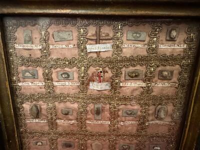 Multi Reliquary  en Wood / Fabrics / Glass, Italy  18 th century ( Anno 1765 )