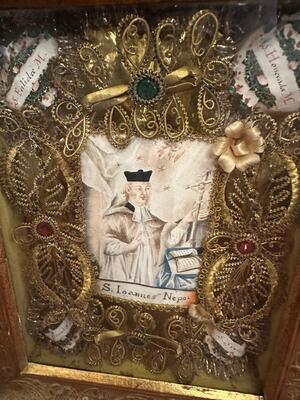 Multi Reliquary Devoted To St. Joannes Nepomucenos. Relics : St. Sixtus / Clemens. St. Falida / St. Honorata en Monastery Handwork /  Wood / Glass / Fabrics / Stones, Austria 18 th century