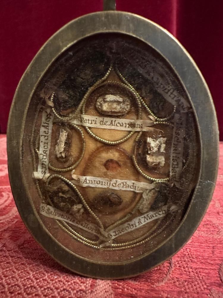 1  Multi Reliquary Relics : Paschalis Baylon, Petrus Of Alcantara. Joannes A Capistrano. Didacius. Salvatoris De Horta. Jacobus A Marche. Antonii De Padua
