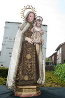 Our Lady Of Carmel / Stake-Madonna  en ORIGINAL HAND-EMBROIDERED DRESS-BROCADE, Spain 19th century