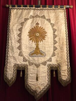 Procession Banner en Fabrics / Embroidery, Belgium  19 th century