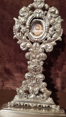 Relic Holder In Silver Alloy With Acanthus Leaves Motifs, With Relic Of St. Barnabas - Italy, 1800  en silver, Italy 18 th century