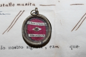 Relic St. Bonaventura Cardinalis Albanensis Ex Veste With Document Italy  19th century (1823)