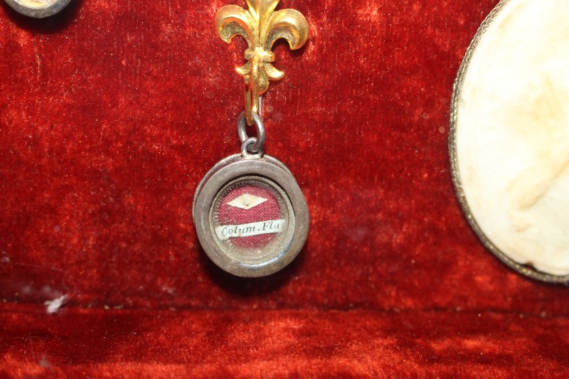 1  Reliquary 8 Silver Theca S 2 Wax Agnus Dei. True Cross - Columna Flagellis, Eugenie - Cecilia - Franc Of Sales - Theresia - Bernardus.