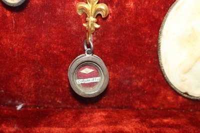 Reliquary 8 Silver Theca S 2 Wax Agnus Dei. True Cross - Columna Flagellis, Eugenie - Cecilia - Franc Of Sales - Theresia - Bernardus. en fully hand-carved frame, France 19th century ( anno 1860 )