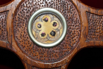 Reliquary - Cross Relic St. Theresia Of Lisieux And Relics St. Petrus, Barbara, Aloysius, Joseph, Ex Sepulcre B.M.V. en Cross Oak, France 20th century (Anno 1920)