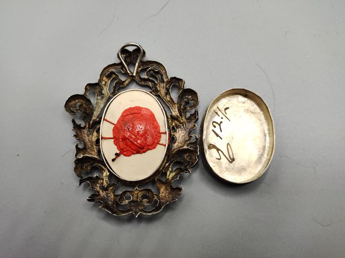 1  Reliquary - Relic Containing The Relic Of The True Cross (Ex Ligno Crucis) Complete With Seal And Threads