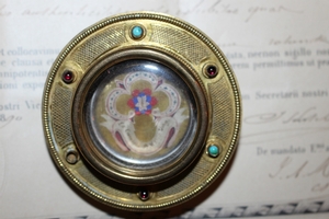 Reliquary / Relic. Ex Camisia Beate Maria V. Original Document. en Brass, Italy 19th century