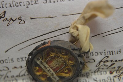 Reliquary - Relic Ex Casula ( Monastery Cell ) With Original Document St. Benedictus Pope Xi en Silver / Glass / Originally Sealed, Italy 18 th century ( Anno 1740 )