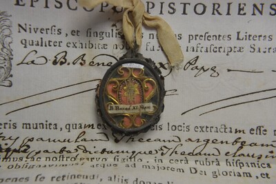 Reliquary - Relic Ex Casula ( Monastery Cell ) With Original Document St. Benedictus Pope Xi en Silver / Glass / Originally Sealed, Italy 18 th century ( Anno 1740 )