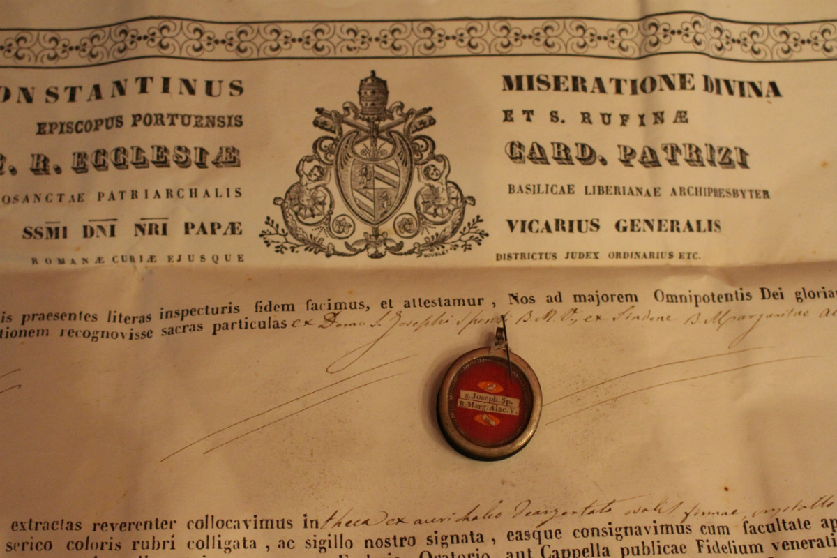 1  Reliquary - Relic Ex Domo St. Joseph. Ex Lintone B.M.M. Alacoque