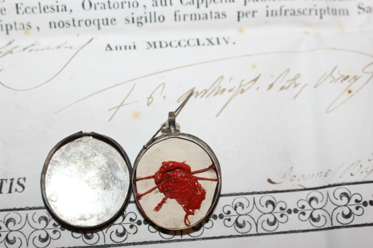 1  Reliquary - Relic Ex Domo St. Joseph. Ex Lintone B.M.M. Alacoque