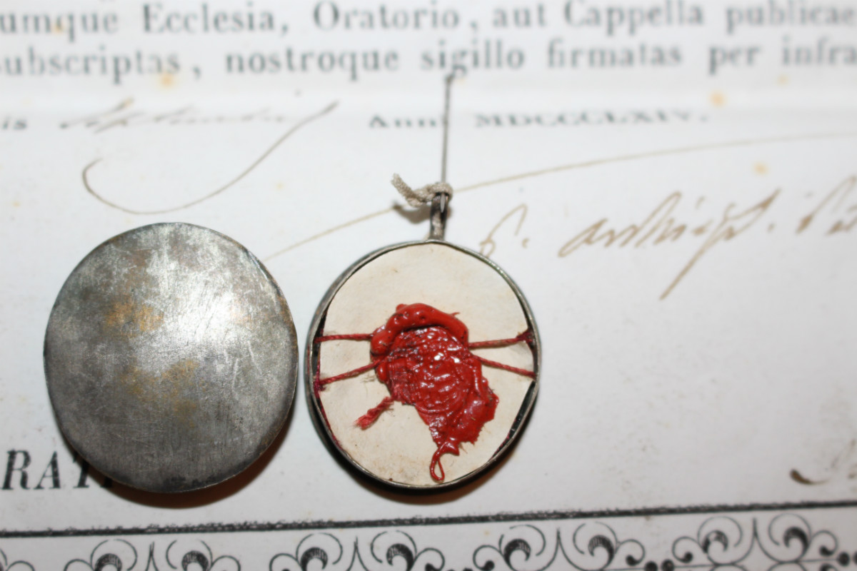 1  Reliquary - Relic Ex Domo St. Joseph. Ex Lintone B.M.M. Alacoque