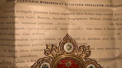 Reliquary - Relic Ex Ossibus Francisci Glet M. With Document en Brass / Glass / Enamel / Originally Sealed, France 20th century ( 1901 )