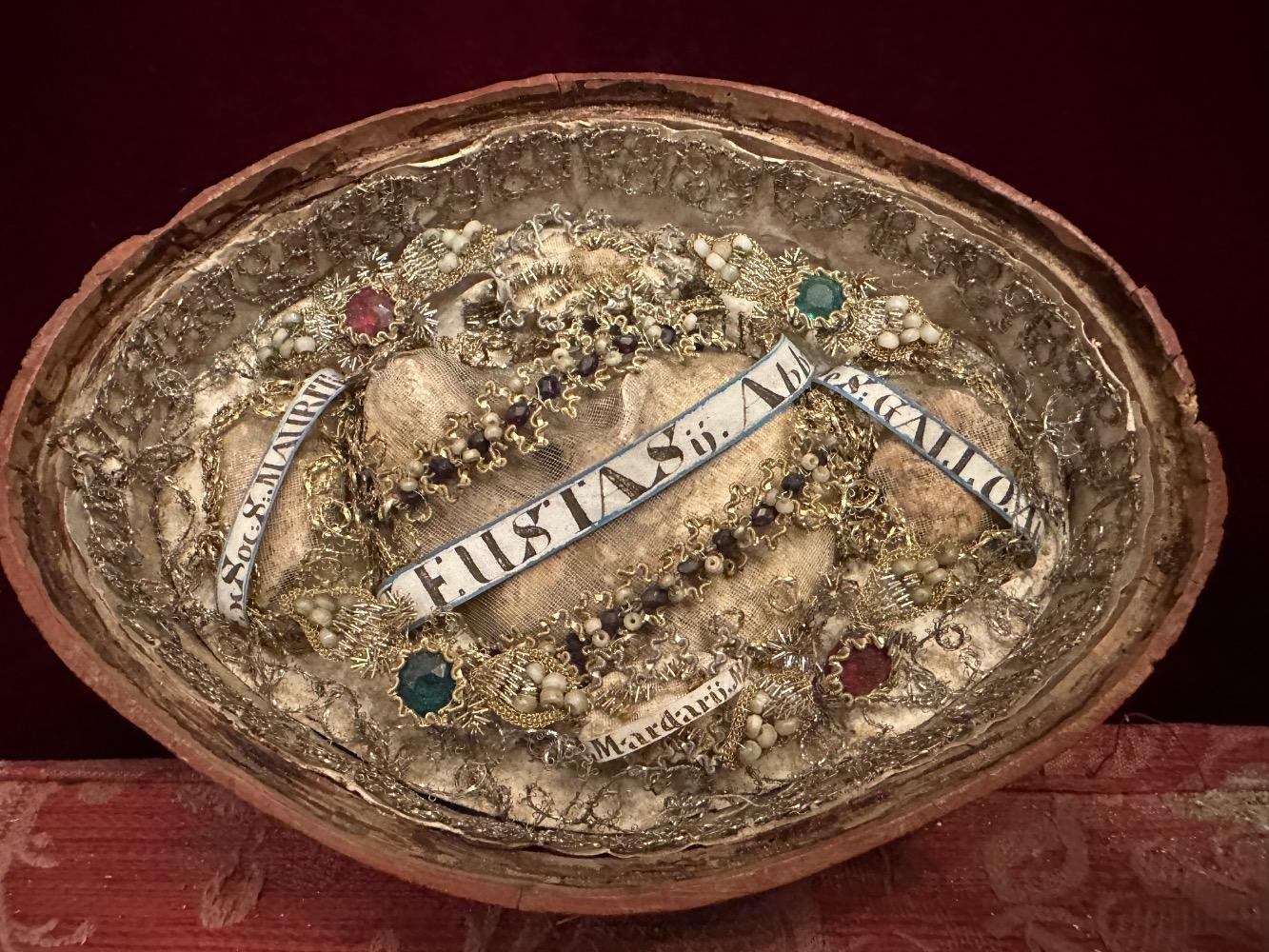 1  Reliquary - Relic Ex Ossibus Relics : Ss. Socios. S. Maurtius. S. Eustasius ( Abbati ). S. Mardarius. S. Gallo ( Abbati )