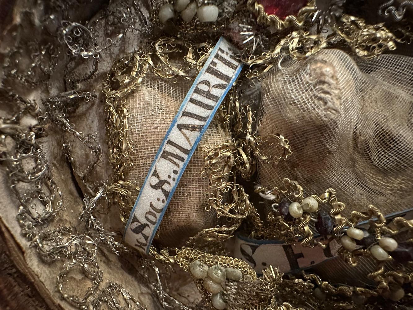 1  Reliquary - Relic Ex Ossibus Relics : Ss. Socios. S. Maurtius. S. Eustasius ( Abbati ). S. Mardarius. S. Gallo ( Abbati )