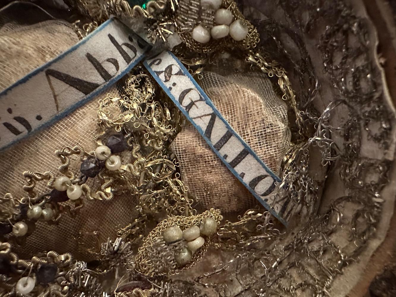 1  Reliquary - Relic Ex Ossibus Relics : Ss. Socios. S. Maurtius. S. Eustasius ( Abbati ). S. Mardarius. S. Gallo ( Abbati )