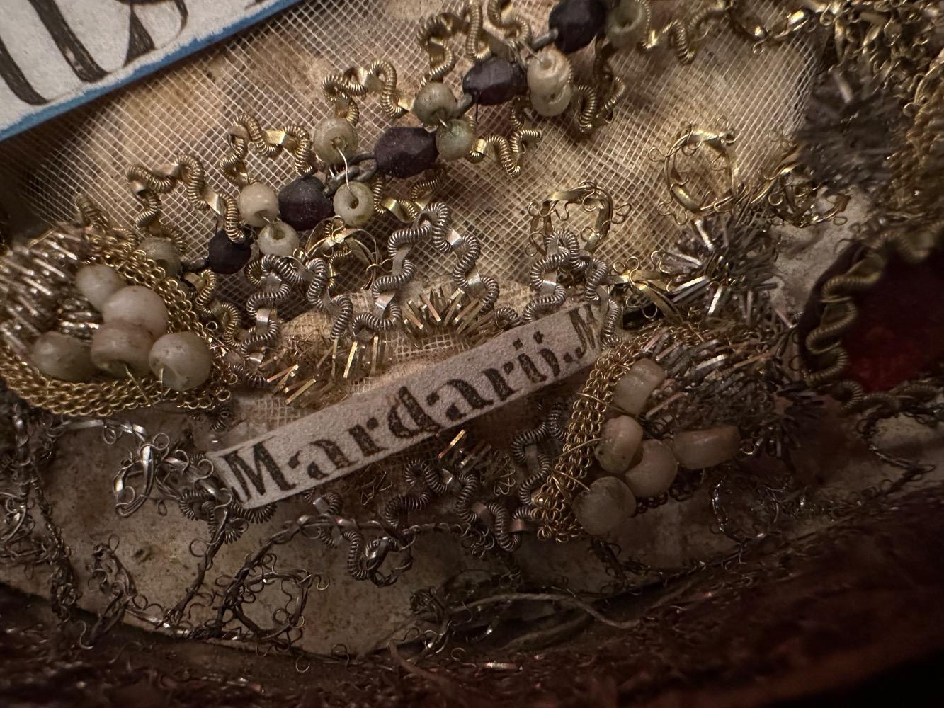 1  Reliquary - Relic Ex Ossibus Relics : Ss. Socios. S. Maurtius. S. Eustasius ( Abbati ). S. Mardarius. S. Gallo ( Abbati )