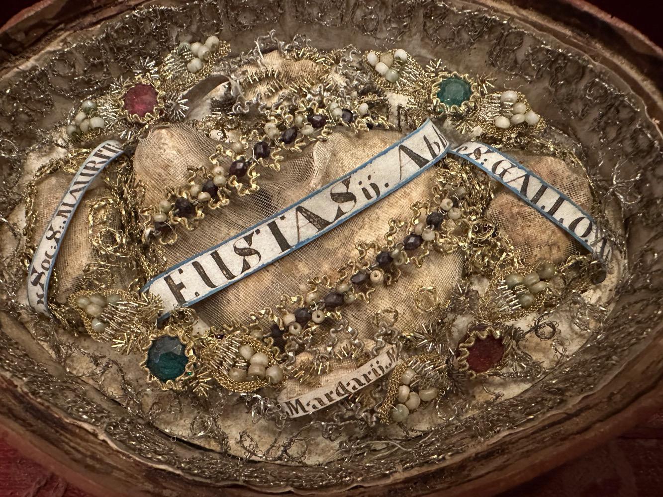 1  Reliquary - Relic Ex Ossibus Relics : Ss. Socios. S. Maurtius. S. Eustasius ( Abbati ). S. Mardarius. S. Gallo ( Abbati )