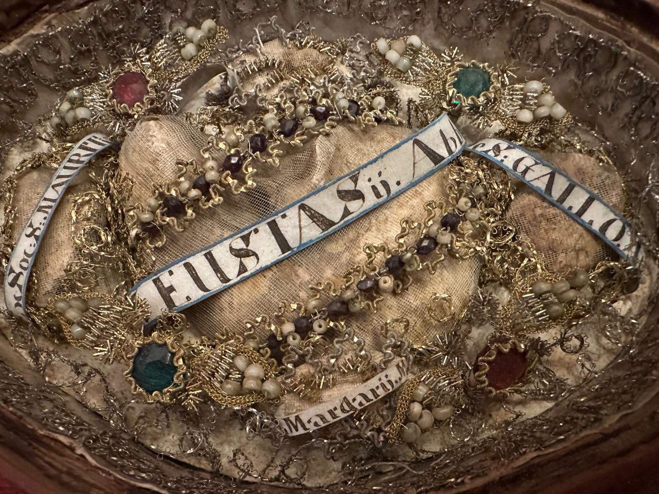 1  Reliquary - Relic Ex Ossibus Relics : Ss. Socios. S. Maurtius. S. Eustasius ( Abbati ). S. Mardarius. S. Gallo ( Abbati )