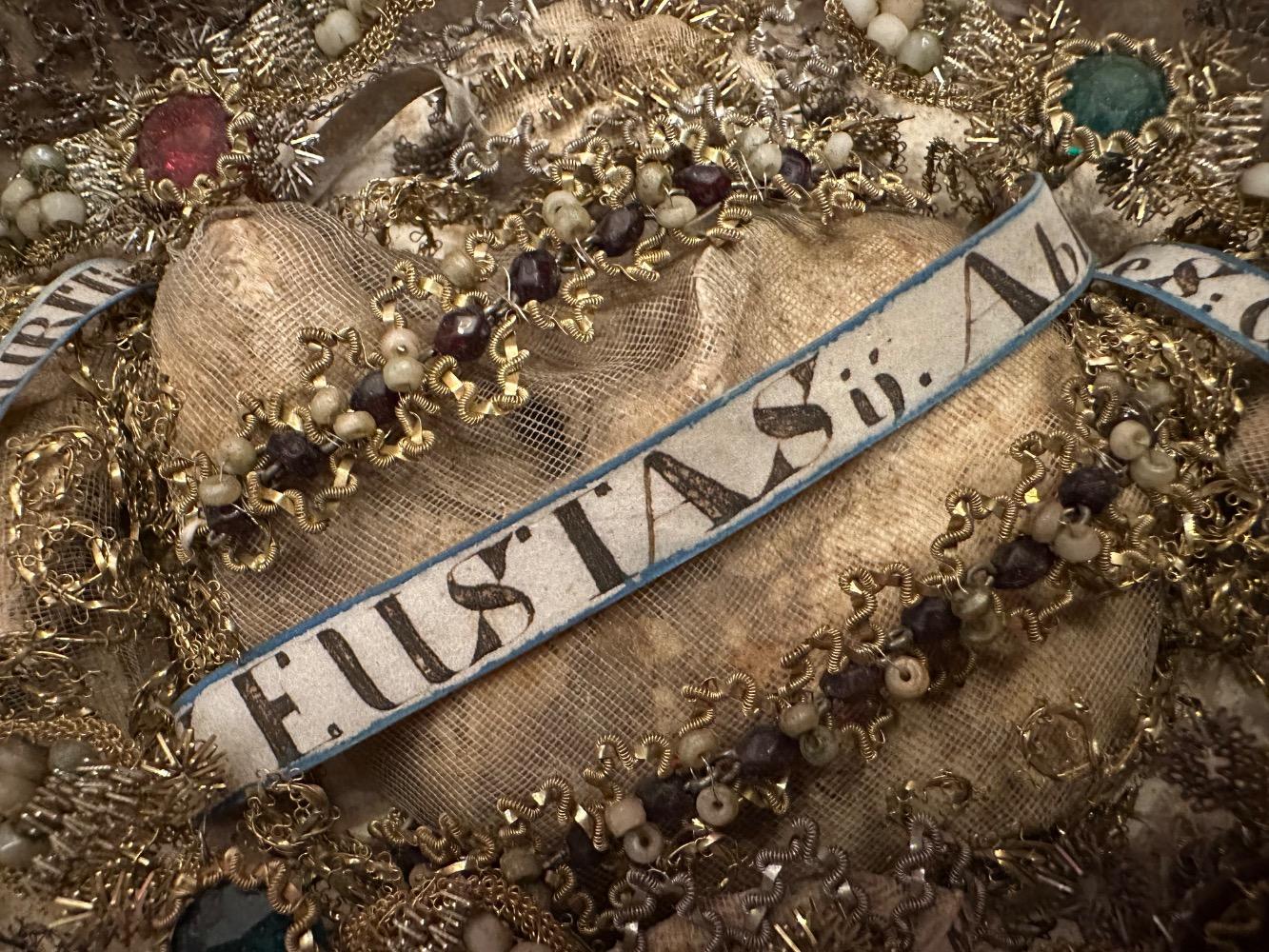 1  Reliquary - Relic Ex Ossibus Relics : Ss. Socios. S. Maurtius. S. Eustasius ( Abbati ). S. Mardarius. S. Gallo ( Abbati )