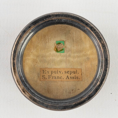 Reliquary - Relic  Ex Pulv. Sepulcro Sancti Franc. Ass. With Original Document en Brass / Glass / Wax Seal, Belgium  19 th century