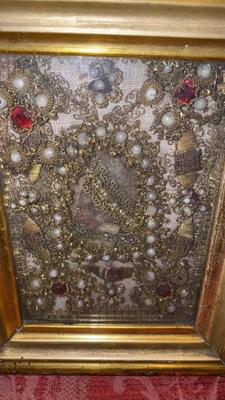Reliquary - Relic / House - Blessing With Ex Ossibus Relic Of Unknown Saint en Fully hand - made monastery - work pearls / stones / brocade timber frame, Austria 18th century ( 1735 )