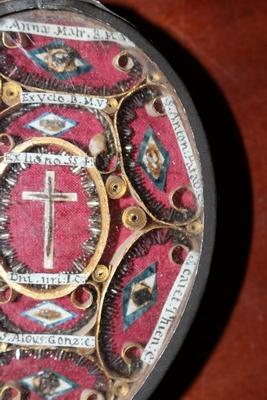 Reliquary Relic Of The True Cross. Ex Velo Bmv, St. Joseph, St. Anna, St. Dominicus, St. Anthonius Padua, St. Joannes Baptist And More. en Metal / Glass, Italy 17 th century