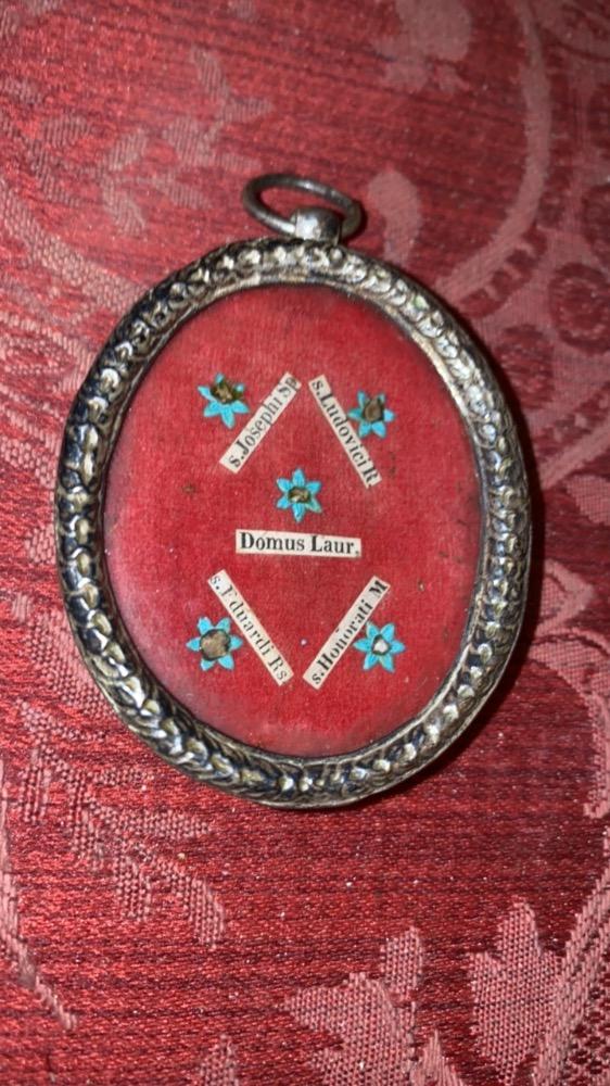 1  Reliquary - Relic Silver. Relics : St. Joseph. Domo Laurentii. S. Ludovicus. S. Honorati. S. Eduardi.