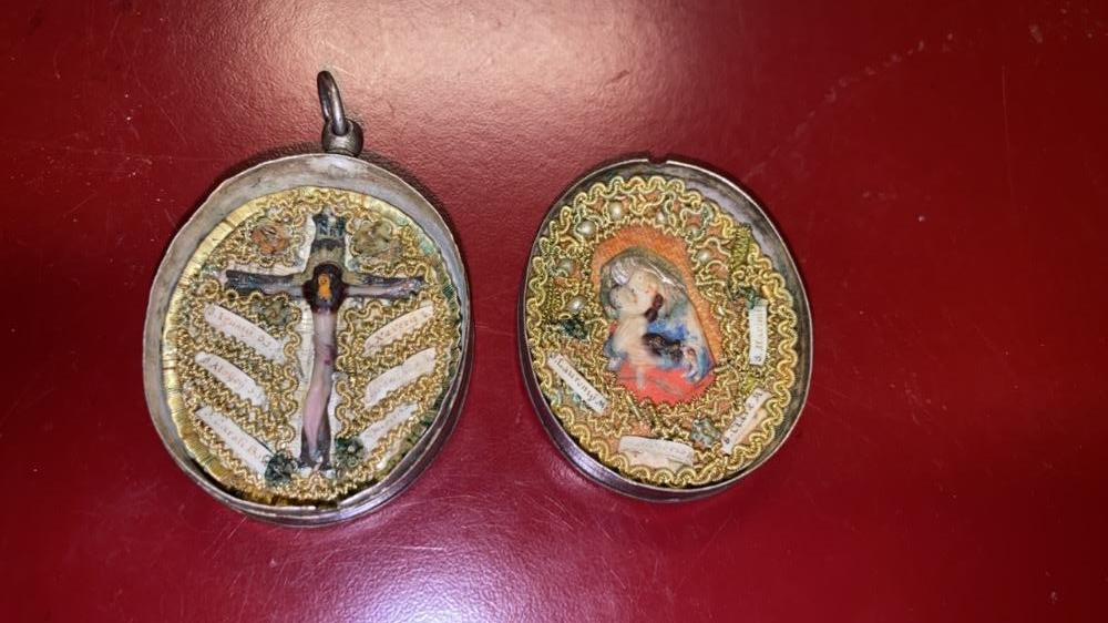 1   Reliquary - Relic True Cross.  Laurentius. Maxime ( Maximus). Clara ( Claire). Victoria. St. Agneta. St. Aloysius. St. Franc. Xaverius. St. Carolus Borromeus.
