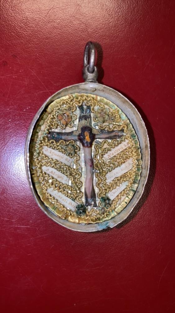 1   Reliquary - Relic True Cross.  Laurentius. Maxime ( Maximus). Clara ( Claire). Victoria. St. Agneta. St. Aloysius. St. Franc. Xaverius. St. Carolus Borromeus.