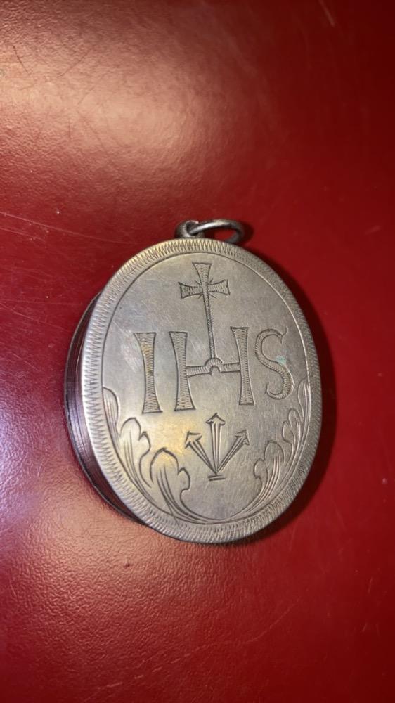 1   Reliquary - Relic True Cross.  Laurentius. Maxime ( Maximus). Clara ( Claire). Victoria. St. Agneta. St. Aloysius. St. Franc. Xaverius. St. Carolus Borromeus.