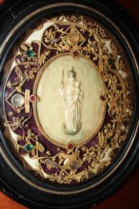 Reliquary. Relics Of : St Christina, St. Agatha, St. Lucia, St. Regina.  en Timber oval frame, Northern - Italy 19th century