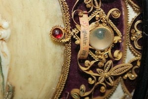 Reliquary. Relics Of : St Christina, St. Agatha, St. Lucia, St. Regina.  en Timber oval frame, Northern - Italy 19th century