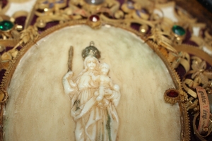 Reliquary. Relics Of : St Christina, St. Agatha, St. Lucia, St. Regina.  en Timber oval frame, Northern - Italy 19th century