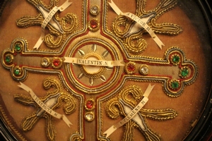 Reliquary. Relics Of : St. Valentin M. St. Benedicta M. St. Clemens M. St. Victor M. St. Benedictus M. en Timber Frame, Italy 18 th century