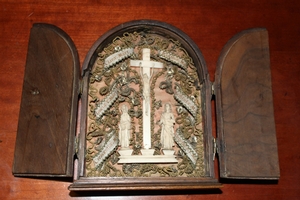 Reliquary / Small Travel - Altar Calvary Hand-Carved Bone en walnut wood, Italy 18 th century