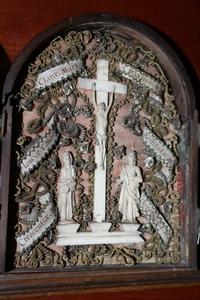 Reliquary / Small Travel - Altar Calvary Hand-Carved Bone en walnut wood, Italy 18 th century