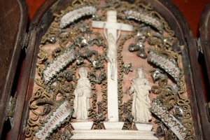 Reliquary / Small Travel - Altar Calvary Hand-Carved Bone en walnut wood, Italy 18 th century