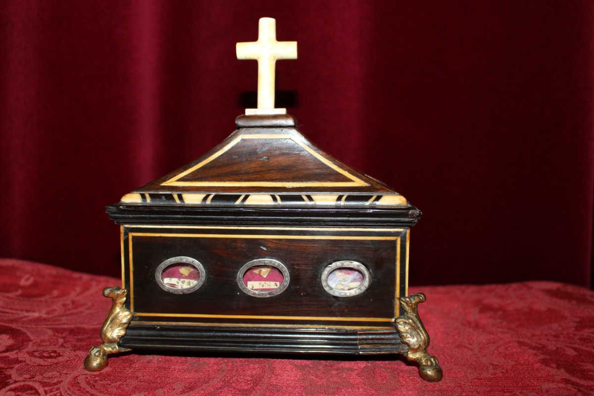 1 Relis inside : St. Joannes / St. Petrus / St. Vitalis / St. Albertus / St. Hieron. Doctor. Ostensorium Inlaid With Ebony And Ivory Feet Bronze