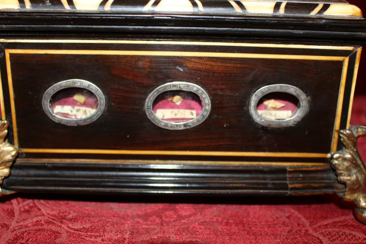 1 Relis inside : St. Joannes / St. Petrus / St. Vitalis / St. Albertus / St. Hieron. Doctor. Ostensorium Inlaid With Ebony And Ivory Feet Bronze