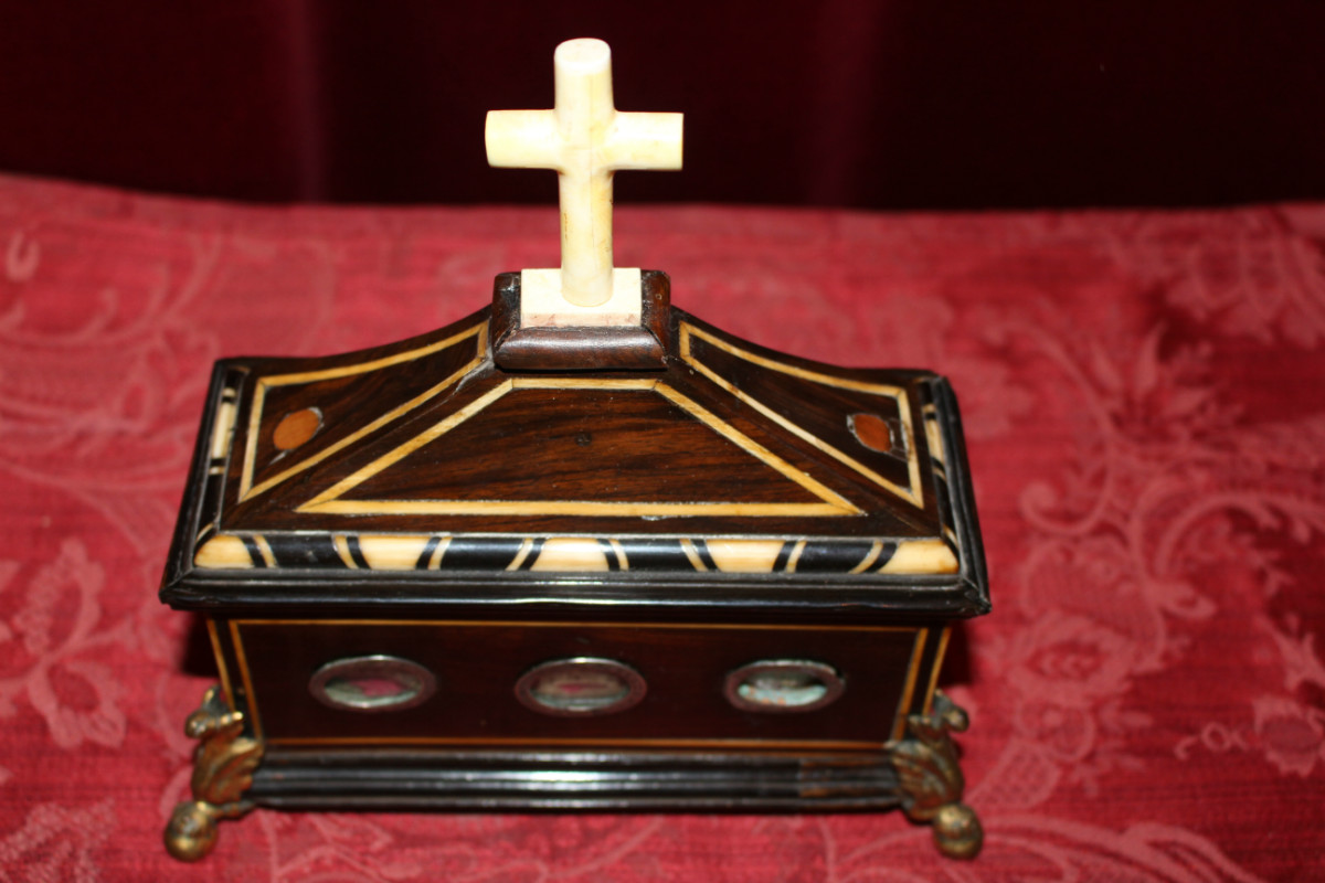 1 Relis inside : St. Joannes / St. Petrus / St. Vitalis / St. Albertus / St. Hieron. Doctor. Ostensorium Inlaid With Ebony And Ivory Feet Bronze