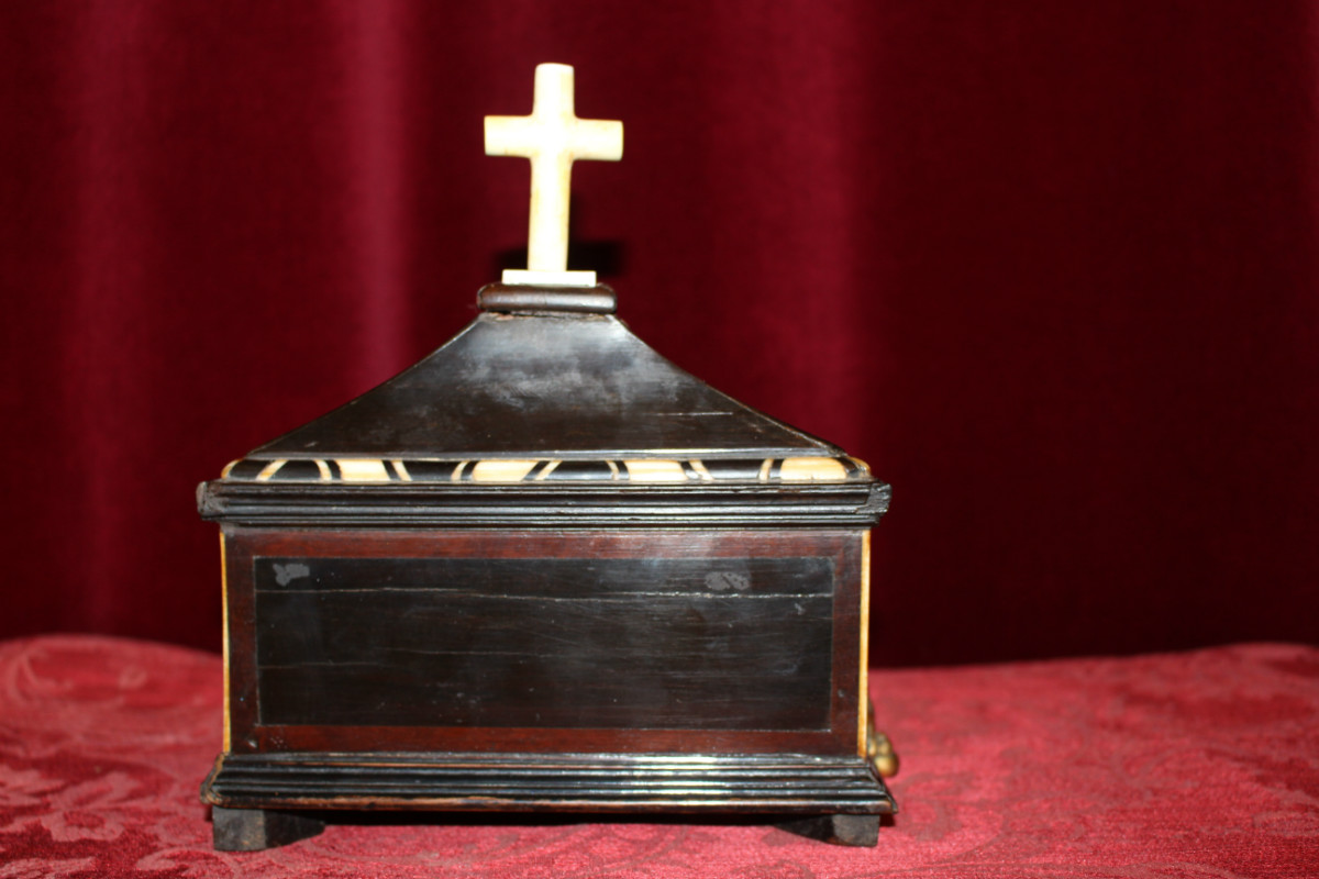 1 Relis inside : St. Joannes / St. Petrus / St. Vitalis / St. Albertus / St. Hieron. Doctor. Ostensorium Inlaid With Ebony And Ivory Feet Bronze