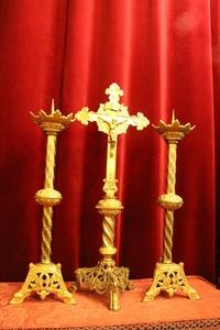 Altar - Cross And Matching Candle Sticks. Measures Cross 70 X 25 Cm. style Romanesque en Bronze / Gilt, France 19th century