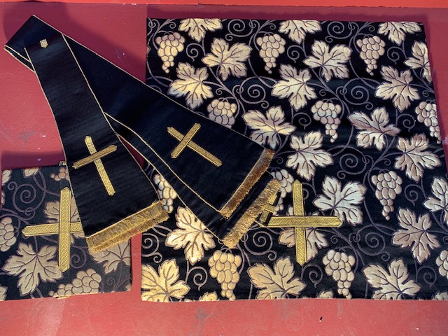 1 Romanesque Chasuble By : Maison J.A. Henry.