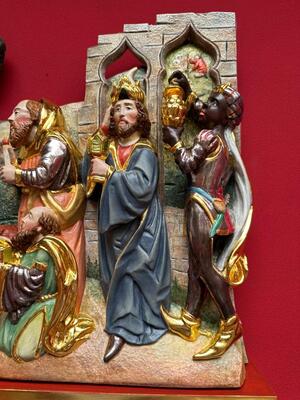 Sculpture Adoration By The Three Magi With Wall Pedestal en Carved - Wood / Polychrome / Gold Leaf Covered, Southern Germany 20 th century