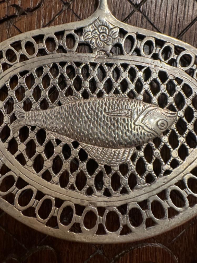 1  Shield ( Weapon Of Amsterdam ) With High Quality Full Silver Fish - Scoops