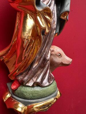 St. Anthony Abbot Sculpture With Hanging Pedestal en Carved - Wood / Polychrome / Gold Leaf Covered, Southern Germany 20 th century